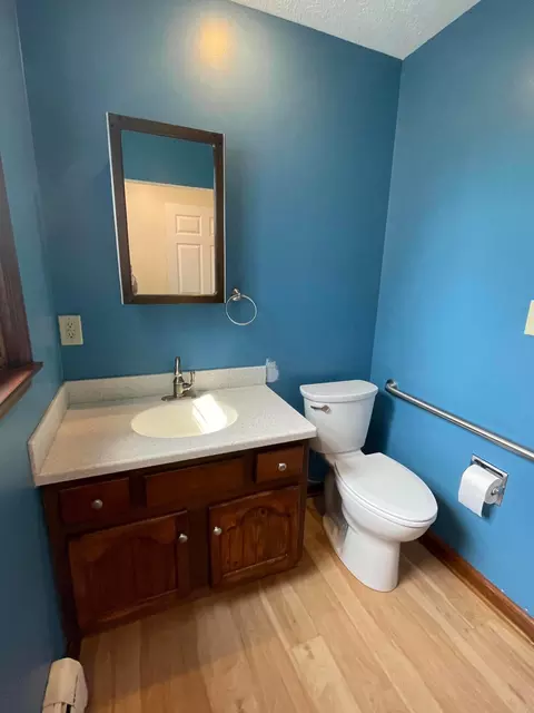 Bath - 19465 Winchester Rd, Circleville, OH 43113 photo 2 of 7
