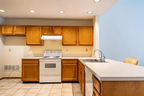 Kitchen - 4792 Parkwick Dr, Columbus, OH 43228 photo 3 of 4