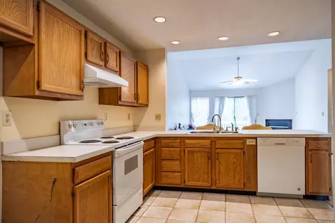 Kitchen - 4792 Parkwick Dr, Columbus, OH 43228 photo 4 of 4