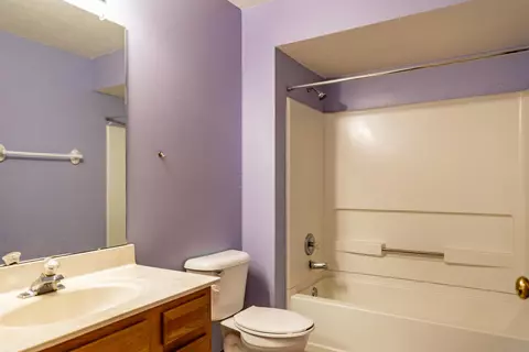Bath - 4792 Parkwick Dr, Columbus, OH 43228 photo 3 of 6