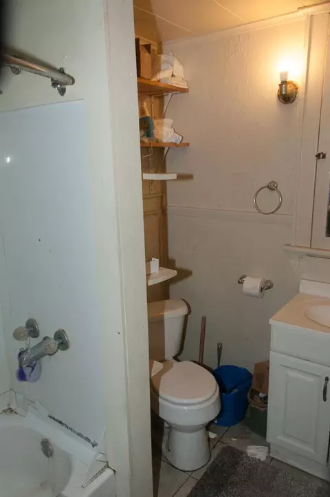 Bath - 415 Frebis Ave, Columbus, OH 43206 photo 1 of 1