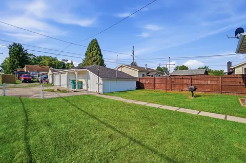 Exterior - 2323 Beatrice St, Springfield, OH 45503 photo 11 of 14