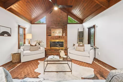 Living - 2756 Lear Rd, Columbus, OH 43220 photo 2 of 7