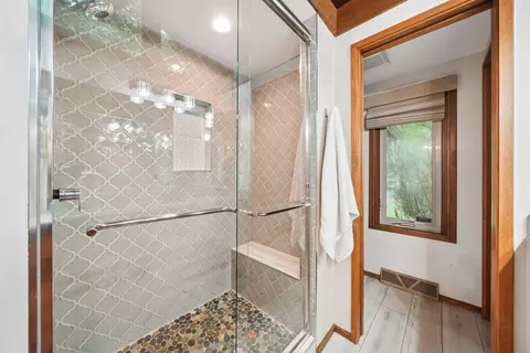 Bath - 2756 Lear Rd, Columbus, OH 43220 photo 4 of 5