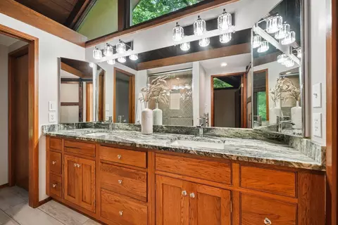 Bath - 2756 Lear Rd, Columbus, OH 43220 photo 2 of 5