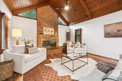 Living - 2756 Lear Rd, Columbus, OH 43220 photo 1 of 7