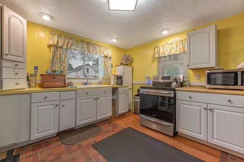 Kitchen - 7570 Troy Rd, Springfield, OH 45502 photo 1 of 2