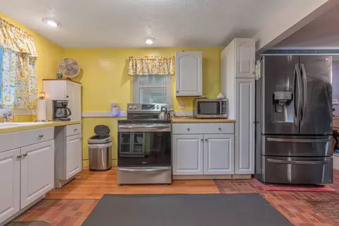 Kitchen - 7570 Troy Rd, Springfield, OH 45502 photo 2 of 2