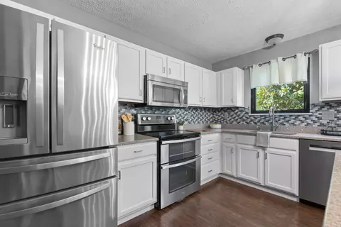 Kitchen - 2935 Splitrock Rd, Columbus, OH 43221 photo 3 of 5