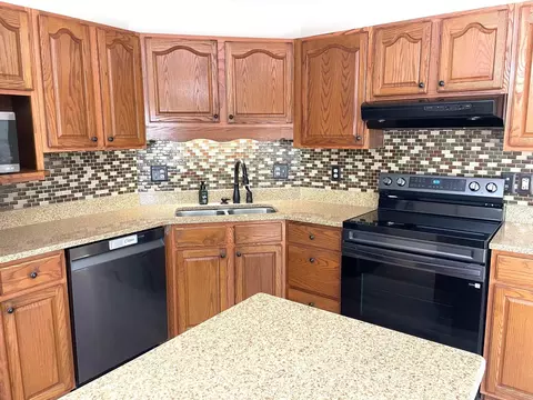 Kitchen - 31275 Deerfield Dr, Logan, OH 43138 photo 4 of 5