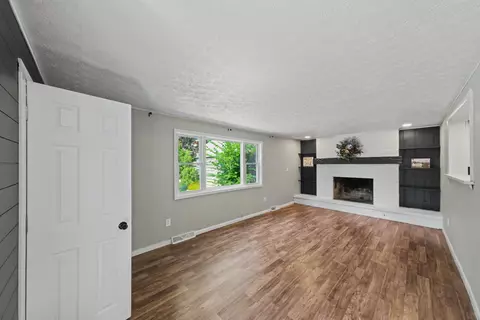 Living - 667 King Ave, Marion, OH 43302 photo 6 of 7