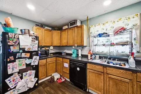 Kitchen - 295 E George St, Marion, OH 43302 photo 2 of 3