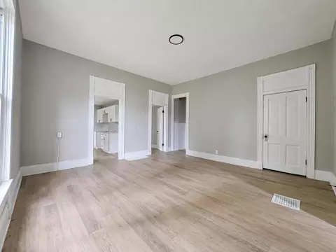 Living - 131 E Southern Ave, Springfield, OH 45505 photo 4 of 9