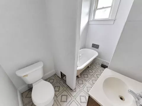Bath - 131 E Southern Ave, Springfield, OH 45505 photo 3 of 4