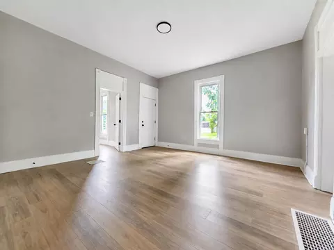 Living - 131 E Southern Ave, Springfield, OH 45505 photo 1 of 9