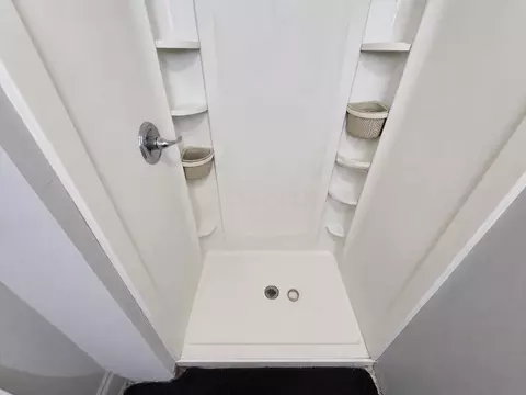 Bath - 131 E Southern Ave, Springfield, OH 45505 photo 2 of 4