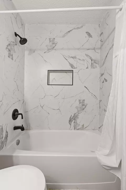 Bath - 943 Robmeyer Dr, Columbus, OH 43207 photo 2 of 4