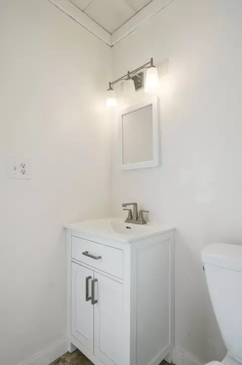 Bath - 60 Mohawk St, Newark, OH 43055 photo 2 of 4