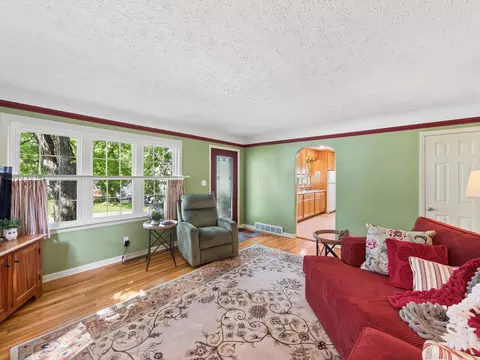 Living - 319 E Washington Ave, Marion, OH 43302 photo 4 of 5