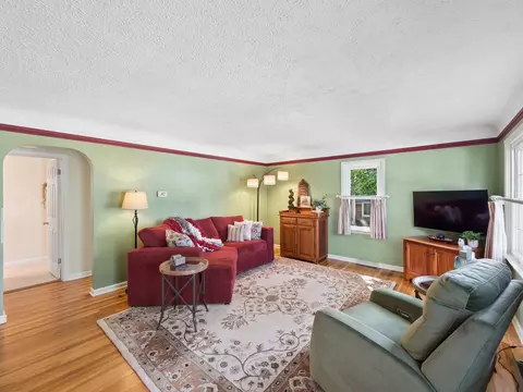 Living - 319 E Washington Ave, Marion, OH 43302 photo 1 of 5