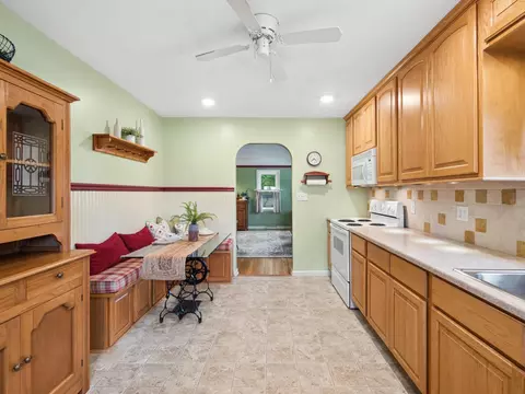 Kitchen - 319 E Washington Ave, Marion, OH 43302 photo 2 of 3