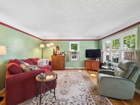 Living - 319 E Washington Ave, Marion, OH 43302 photo 2 of 5