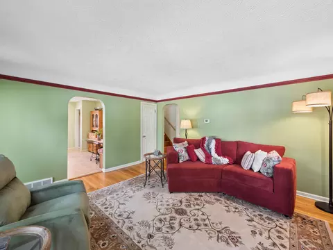Living - 319 E Washington Ave, Marion, OH 43302 photo 3 of 5