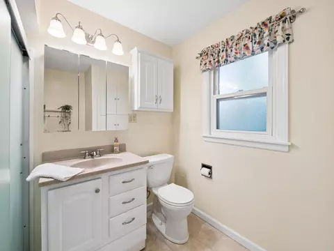 Bath - 319 E Washington Ave, Marion, OH 43302 photo 3 of 3