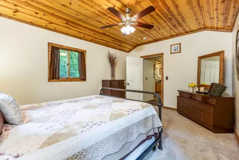Bedroom - 14933 Rhoads Rd, Logan, OH 43138 photo 7 of 8