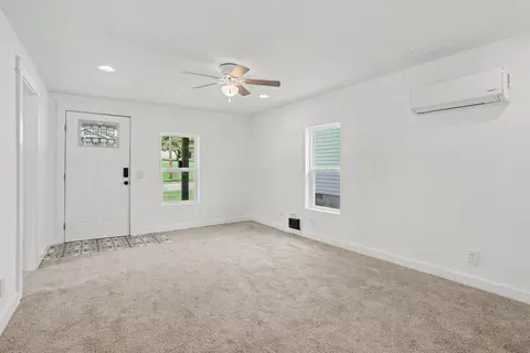 Living - 7 E Vine St, Jackson, OH 45640 photo 1 of 2
