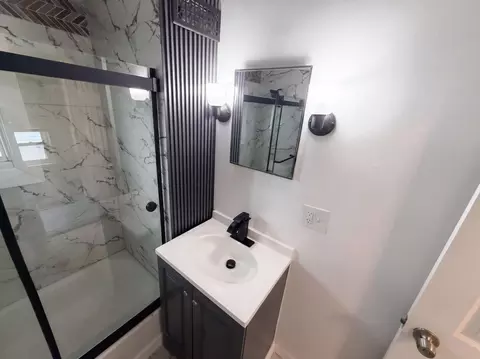 Bath - 601 Rhoads Ave, Columbus, OH 43205 photo 3 of 5