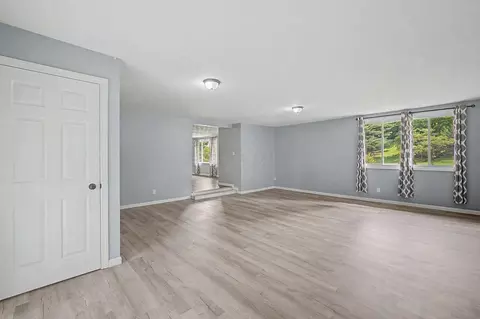 Living - 14207 Eldon Dr, Mount Vernon, OH 43050 photo 5 of 8