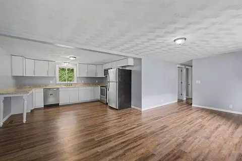 Living - 14207 Eldon Dr, Mount Vernon, OH 43050 photo 4 of 8