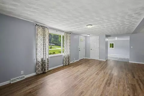 Living - 14207 Eldon Dr, Mount Vernon, OH 43050 photo 2 of 8
