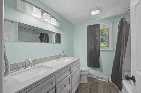 Bath - 14207 Eldon Dr, Mount Vernon, OH 43050 photo 2 of 3