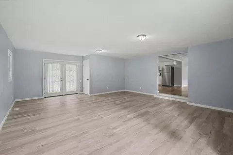 Living - 14207 Eldon Dr, Mount Vernon, OH 43050 photo 6 of 8