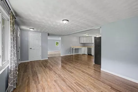 Living - 14207 Eldon Dr, Mount Vernon, OH 43050 photo 3 of 8