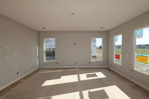 Living - 1570 Pieper Ln, Delaware, OH 43015 photo 2 of 4