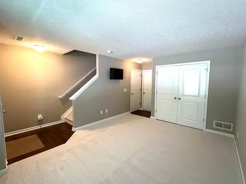 Living - 5545 Eagle River Dr #649, Dublin, OH 43016 photo 2 of 6