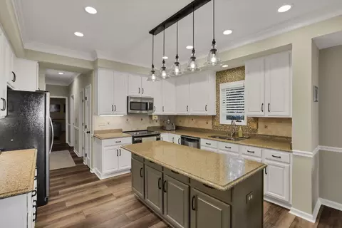 Kitchen - 5205 Forest Run Dr, Dublin, OH 43017 photo 3 of 5