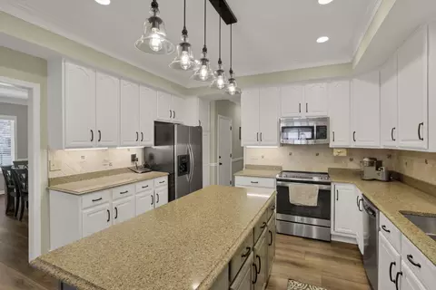 Kitchen - 5205 Forest Run Dr, Dublin, OH 43017 photo 2 of 5