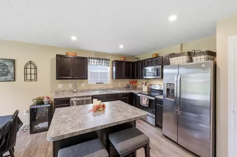 215 S Tuttle Rd, Springfield, OH 45505 photo 2