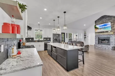 Kitchen - 2373 Boving Rd SW, Lancaster, OH 43130 photo 4 of 7