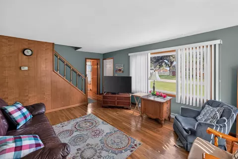Living - 11 E Mound St, Fredericktown, OH 43019 photo 3 of 4