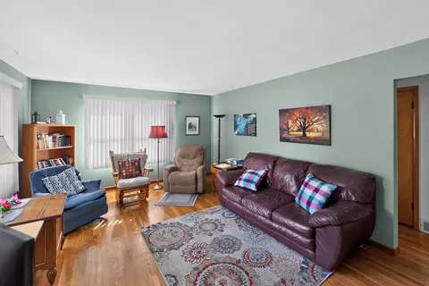 Living - 11 E Mound St, Fredericktown, OH 43019 photo 2 of 4