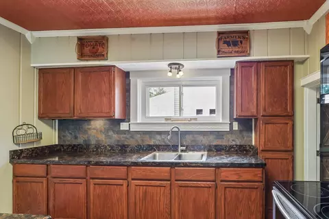 Kitchen - 651 Haven Ave, Hamilton, OH 45013 photo 3 of 5