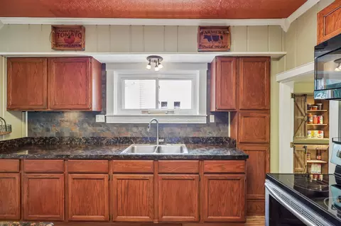 Kitchen - 651 Haven Ave, Hamilton, OH 45013 photo 5 of 5