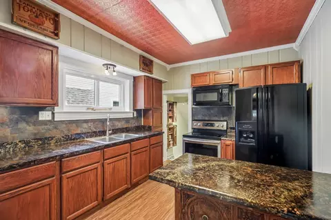 Kitchen - 651 Haven Ave, Hamilton, OH 45013 photo 1 of 5