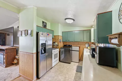 Kitchen - 313 E Farming St, Marion, OH 43302 photo 2 of 2