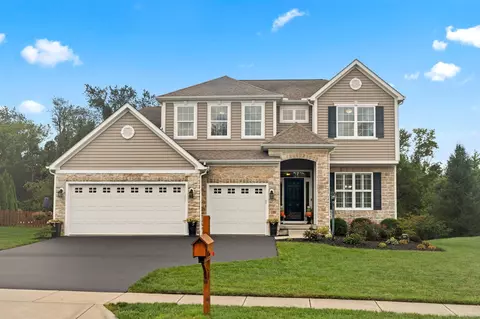 221 Fox Glen Dr E, Pickerington, OH 43147